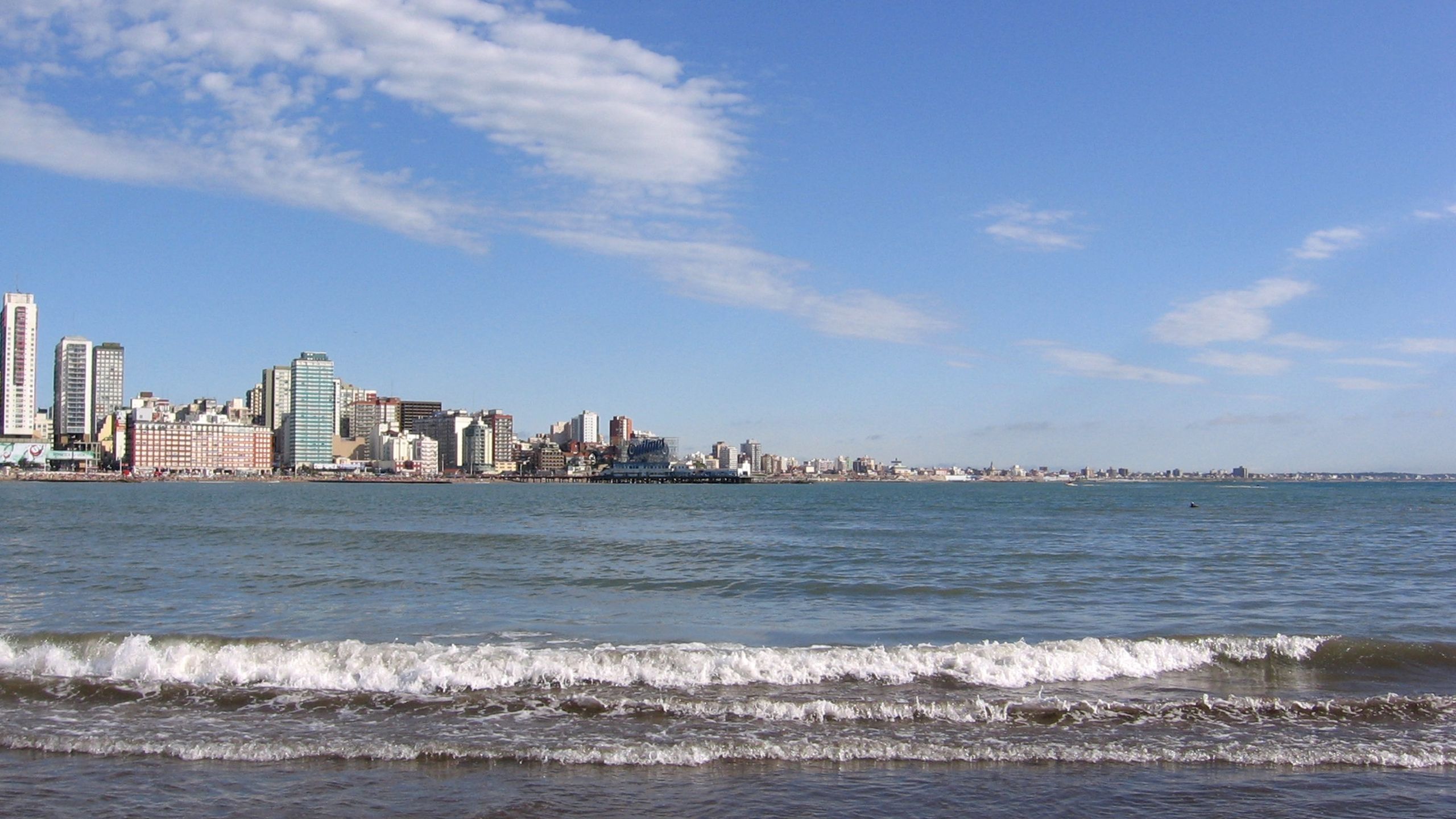 Playa en Mar del Plata cerca de Altos del Mar, con arena blanca y el océano Atlántico de fondo.